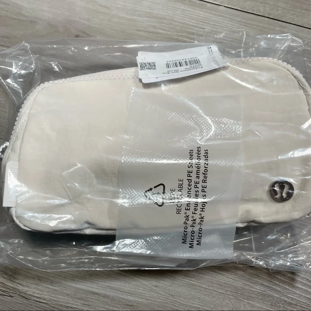 Lululemon Everywhere Belt Bag NWT - Picture 7 of 10